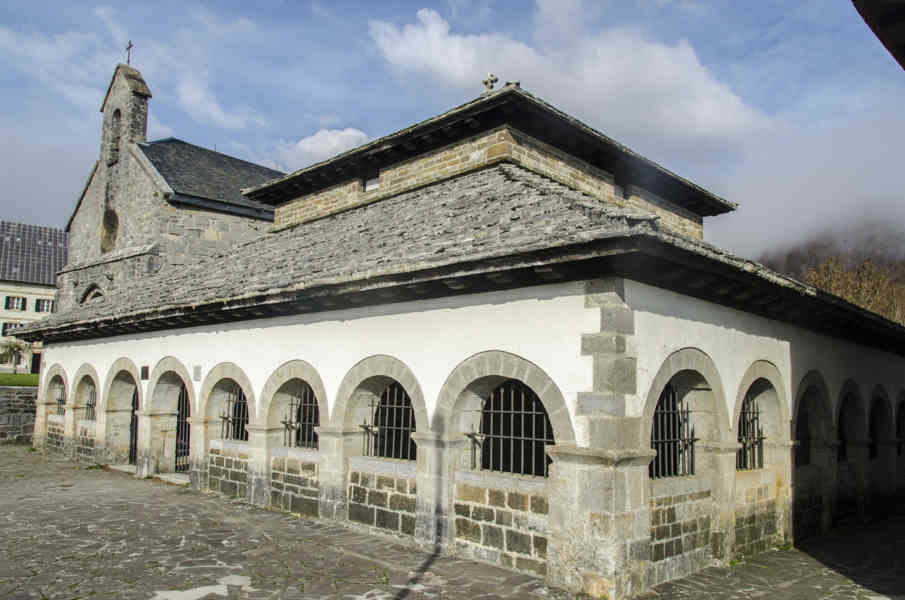 Comunidad Foral de Navarra 177 - Orreaga-Roncesvalles - silo de Carlomagno.jpg